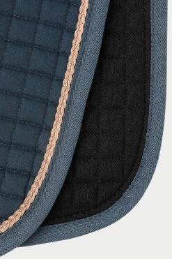 Horze Glarus Dressurschabracke Mit Metallischem Flechtdetail 28 Horze Glarus Dressurschabracke Mit Metallischem Flechtdetail -Weatherbeeta Shop 17397 ONDB 3