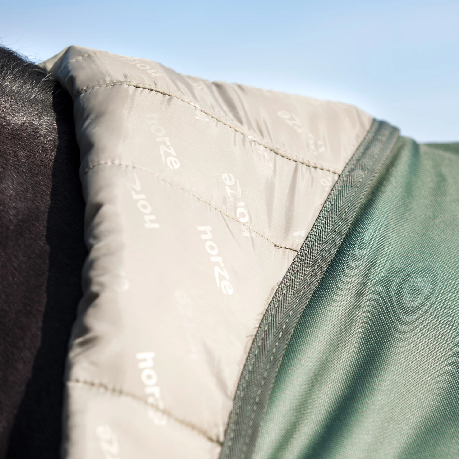 Horze Avalanche Regendecke Mit Hohem Hals, 150g 18 Horze Avalanche Regendecke Mit Hohem Hals, 150g – Bild 16