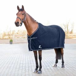 Horze Fleece Turnier Abschwitzdecke 28 Horze Fleece Turnier Abschwitzdecke -Weatherbeeta Shop 24707 DB 1