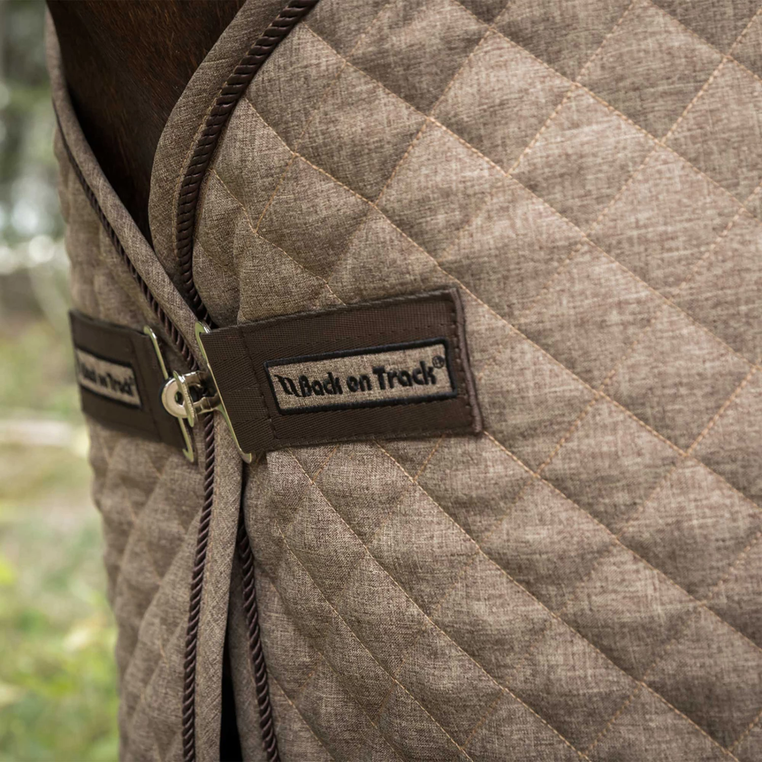 Back On Track Haze Kollektion Gesteppte Stalldecke, 200g (125-135cm) 8 Back On Track Haze Kollektion Gesteppte Stalldecke, 200g (125-135cm) – Bild 6