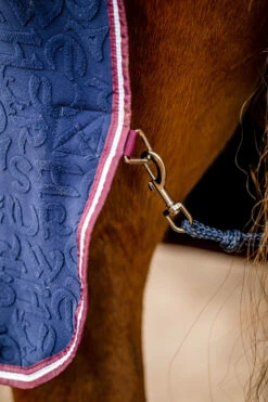 Horseware Embossed Cosy Neck Abschwitzdecke 12 Horseware Embossed Cosy Neck Abschwitzdecke -Weatherbeeta Shop 340951 DB BU 4