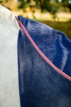 Horseware Embossed Jersey Abschwitzdecke 13 Horseware Embossed Jersey Abschwitzdecke -Weatherbeeta Shop 340952 DB BU 3
