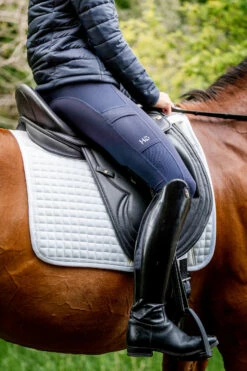 Horseware Tech Comfort Dressurschabracke 9 Horseware Tech Comfort Dressurschabracke -Weatherbeeta Shop 345018 WH 02