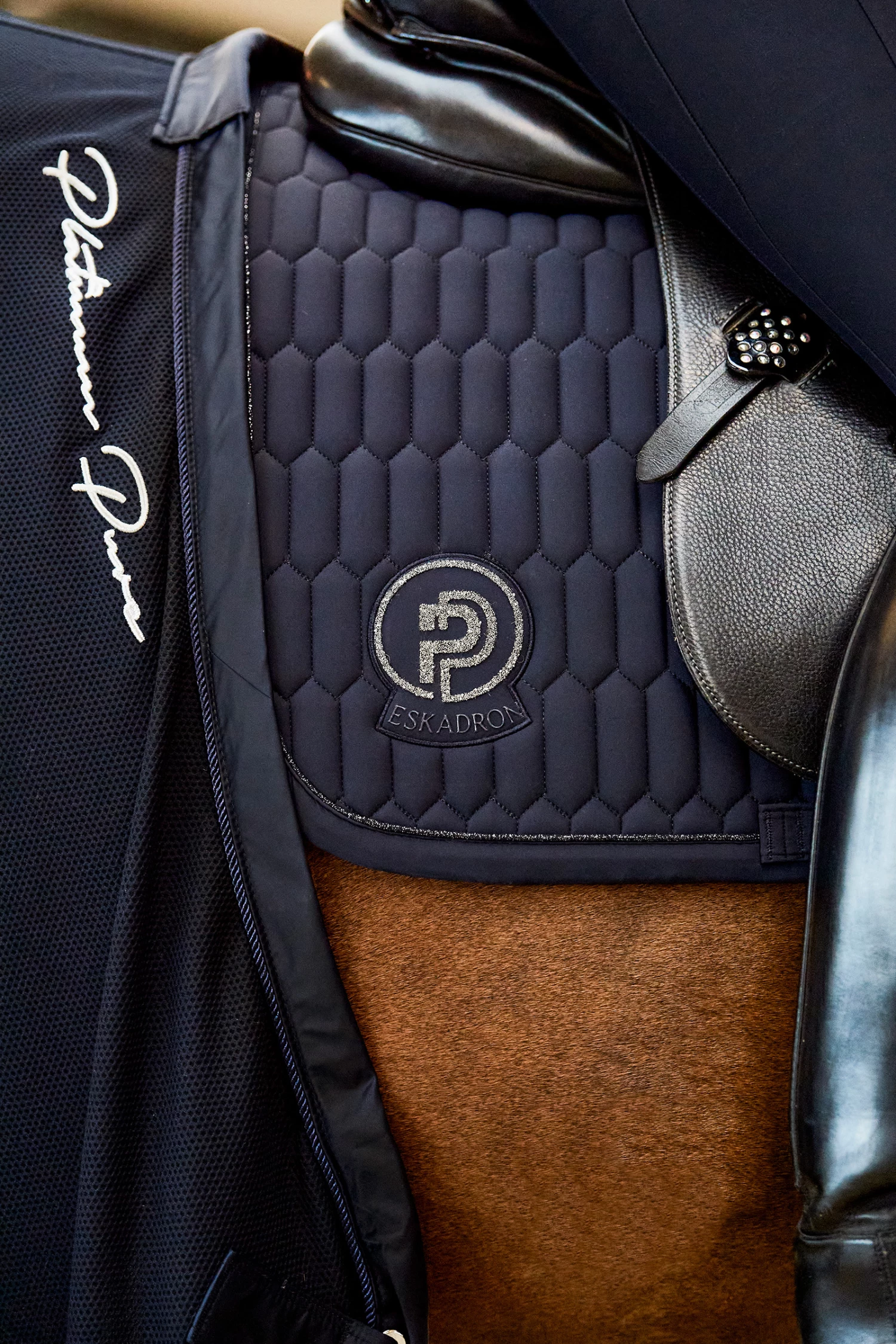 Eskadron Platinum Pure FS23 Softshell Avantgarde Dressurschabracke 4 Eskadron Platinum Pure FS23 Softshell Avantgarde Dressurschabracke – Bild 2