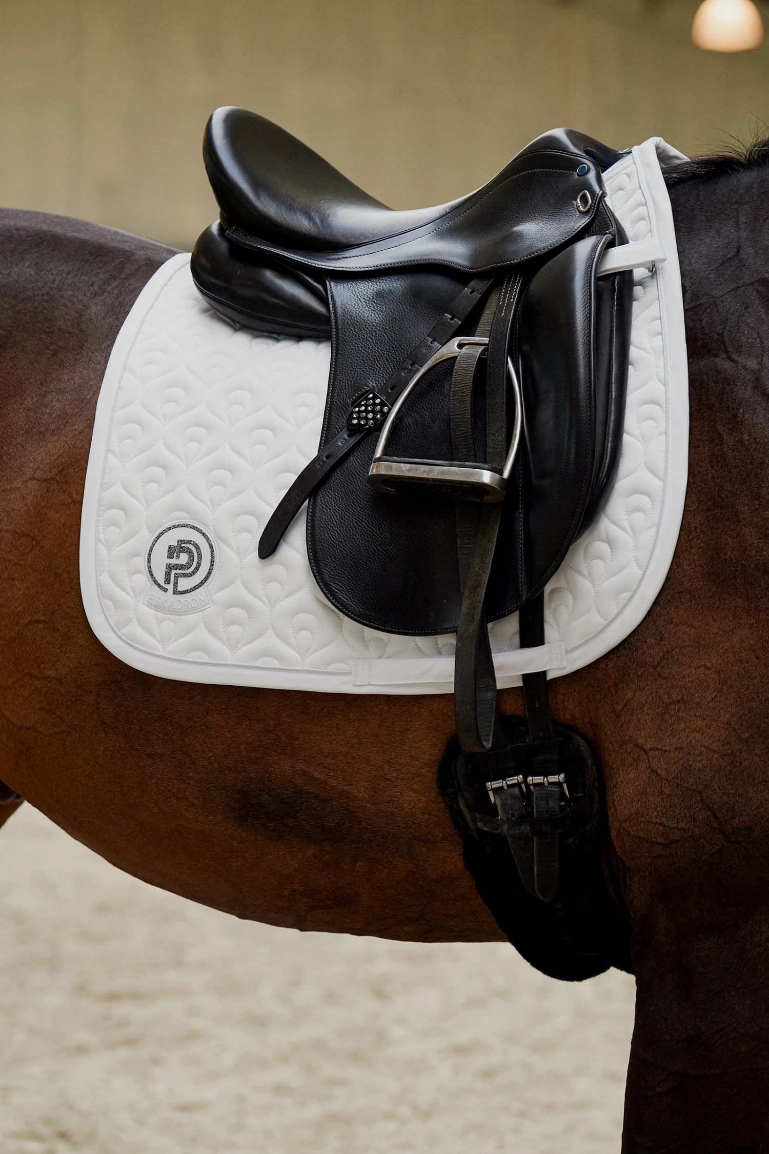 Eskadron Platinum Pure FS23 Highgloss Peacock Dressurschabracke 5 Eskadron Platinum Pure FS23 Highgloss Peacock Dressurschabracke – Bild 3