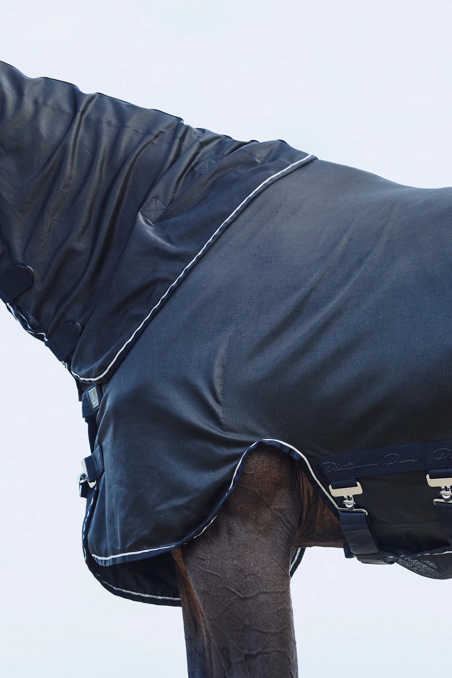 Eskadron Platinum Pure FS23 Fly Detach-Neck Fliegendecke Mit Abnehmbarem Halsteil 4 Eskadron Platinum Pure FS23 Fly Detach-Neck Fliegendecke Mit Abnehmbarem Halsteil – Bild 2